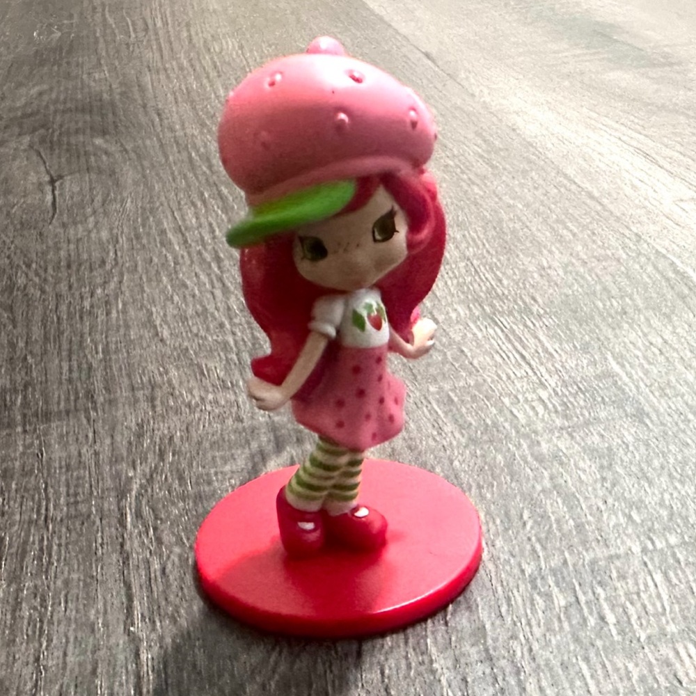 💞 Small Strawberry Shortcake Pink & Green Figurine